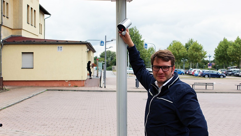 Marian Wendt demonstriert Videoüberwachung in Torgau