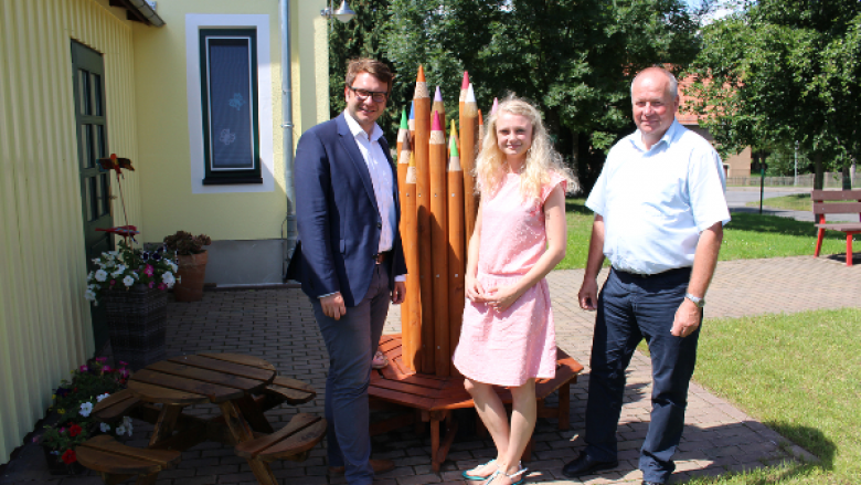 Marian Wendt informiert sich zusammen mit Bürgermeister Müller über den Baufortschritt der Oberschule Wermsdorf