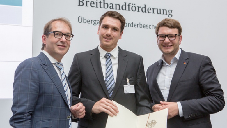 Bundesminister Alexander Dobrindt (CSU), Mitarbeiter der Wirtschaftsförderung des Landkreises Danny Trodel, Bundestagsabgeordneter Marian Wendt (CDU)