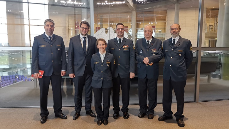 THW-Gruppe vor Plenarrede THW-Gesetz THW-Gruppe vor Plenarrede THW-Gesetz