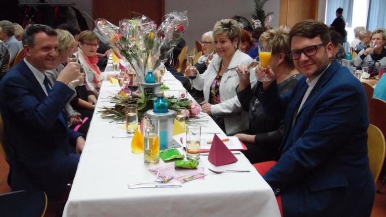Zu einem Frauentagsempfang gehören Rosen