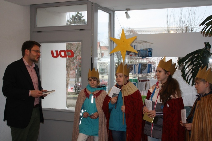 Sternsinger beim segnen des Wahlkreisbüros von Marian Wendt in Torgau