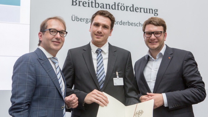 Bundesminister Alexander Dobrindt (CSU), Mitarbeiter der Wirtschaftsförderung des Landkreises Danny Trodel, Bundestagsabgeordneter Marian Wendt (CDU)