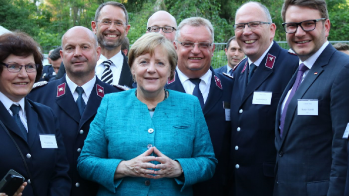 Bundeskanzlerin Dr. Angela Merkel zusammen mit Vertretern des Feuerwehrverbandes Sachsen und Marian Wendt, MdB (mittig v.l.n.r. Bundeskanzlerin Dr. Angela Merkel, Frank Reichel, Karsten Saack, Marian Wendt, MdB)