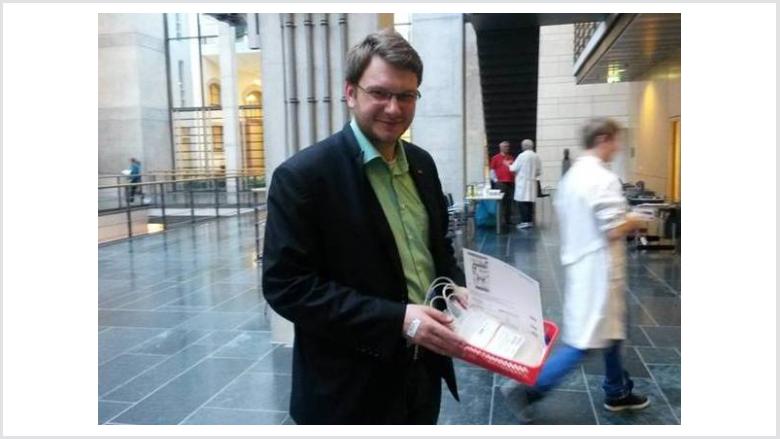 Marian Wendt bei der Blutspende