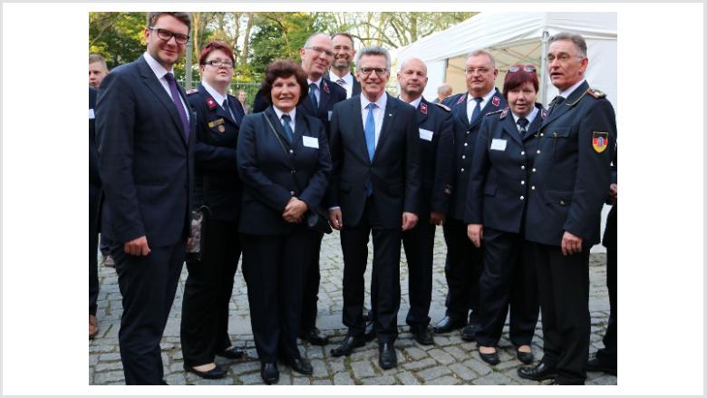 Bundesinnenminister Dr. Thomas de Maizière (Mitte) mit Vertretern des Landesfeuerwehrverbandes, Marian Wendt, MdB (links) und dem Präsidenten des Deutschen Feuerwehrverbandes Hartmut Ziebs (rechts)